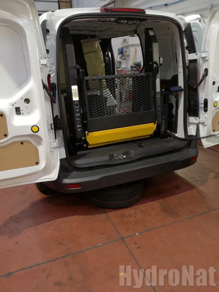 Montaggio Spondina Su Veicolo Per Le Pulizie Chiusa