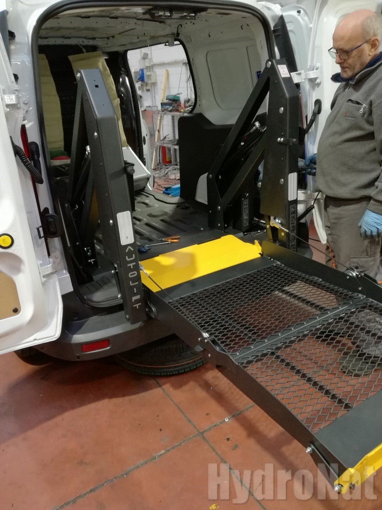Montaggio Spondina Su Veicolo Per Le Pulizie Discesa