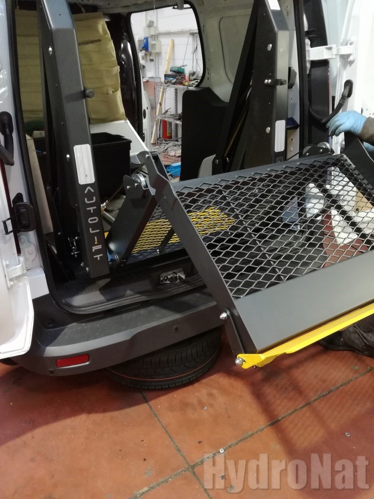Montaggio Spondina Su Veicolo Per Le Pulizie In Chiusura