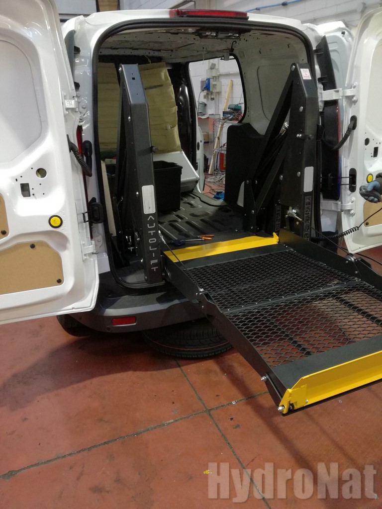 Montaggio Spondina Su Veicolo Per Le Pulizie Piano Cassone