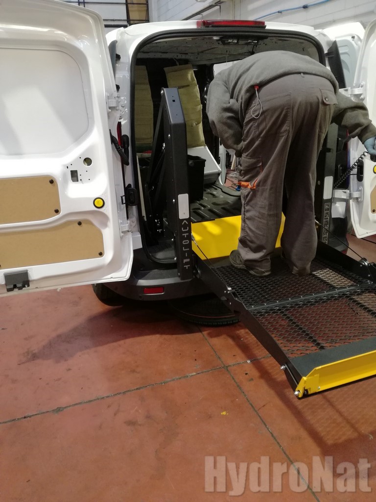Montaggio Spondina Su Veicolo Per Le Pulizie Salit