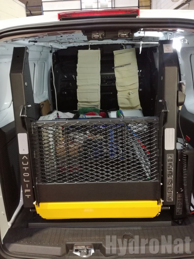 Montaggio Spondina Su Veicolo Per Le Pulizie Spazio Occupato