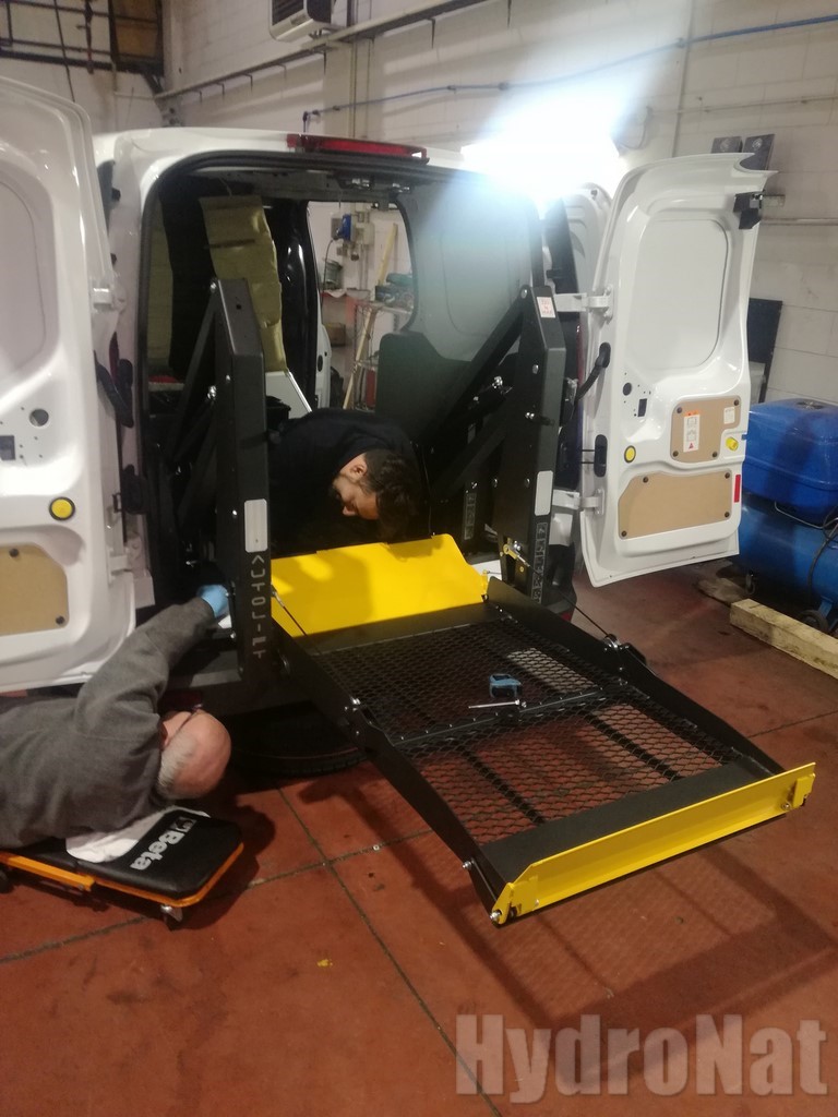Montaggio Spondina Su Veicolo Per Le Pulizie